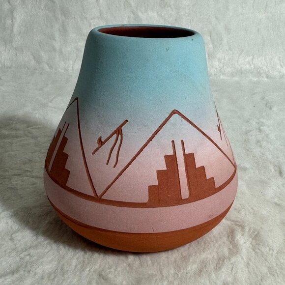 Native American Sioux Etched Pottery Vase signed S. Thunder  7/Sioux - Picture 3 of 7
